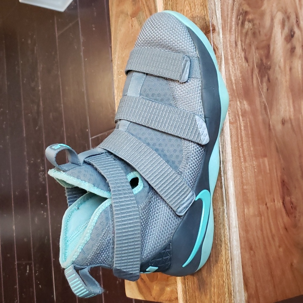 Nike Zoom Lebron Soldier XI. size 6Y Pre-owned.   Good condition